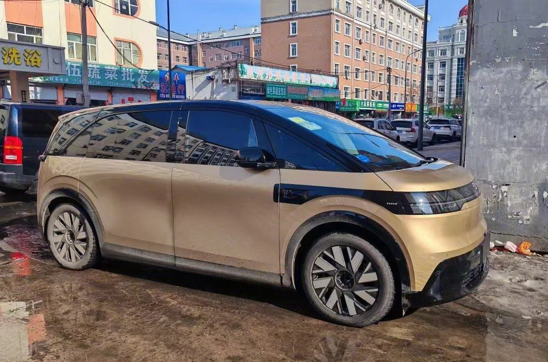 Недорогий кросвен Zeekr Mix: фото без камуфляжу та характеристики.